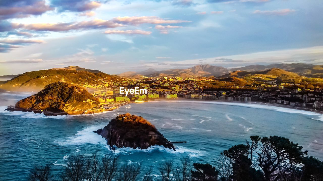 SCENIC VIEW OF SEA AND ROCK FORMATION AGAINST SKY