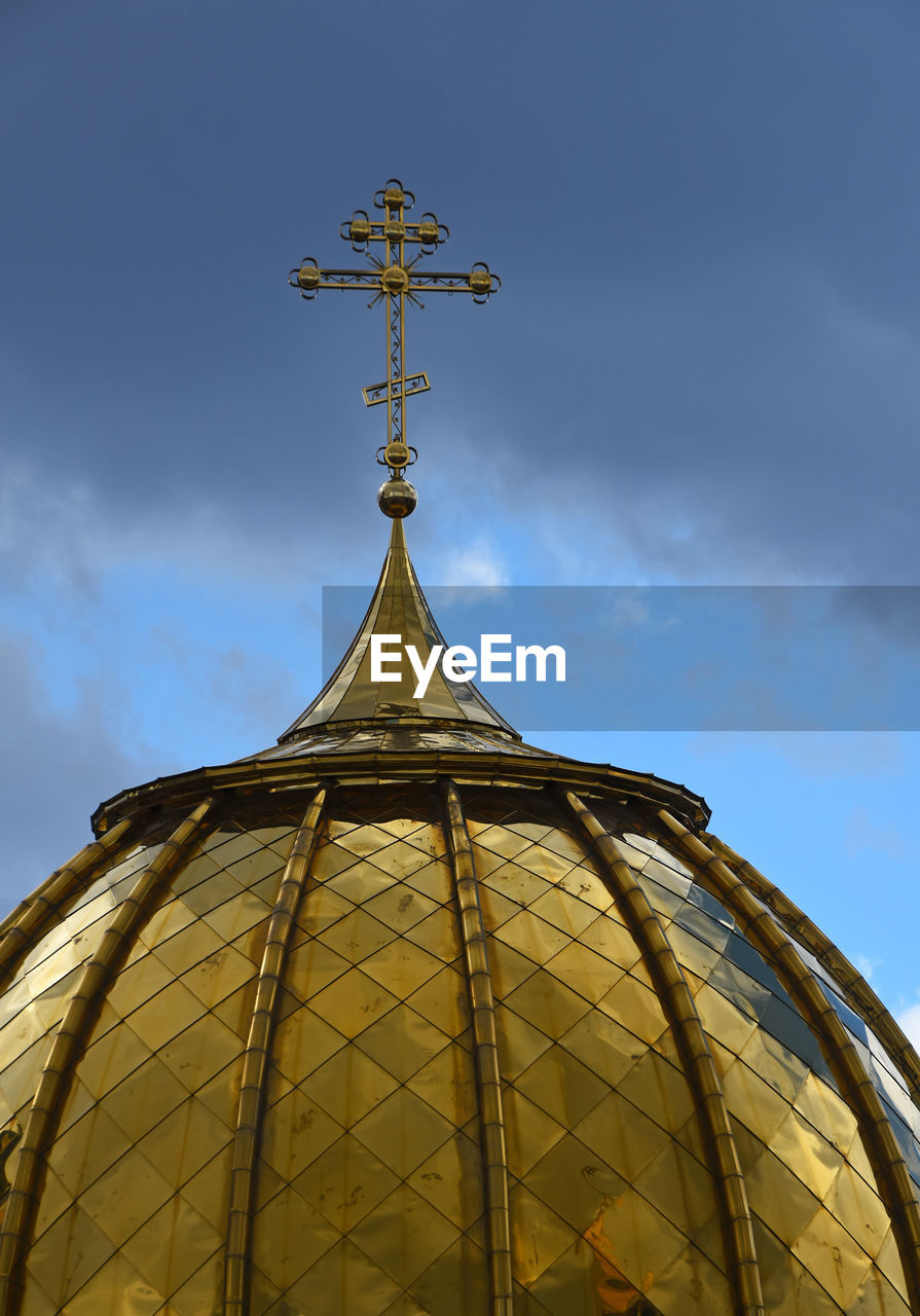 LOW ANGLE VIEW OF BUILT STRUCTURE AGAINST BLUE SKY