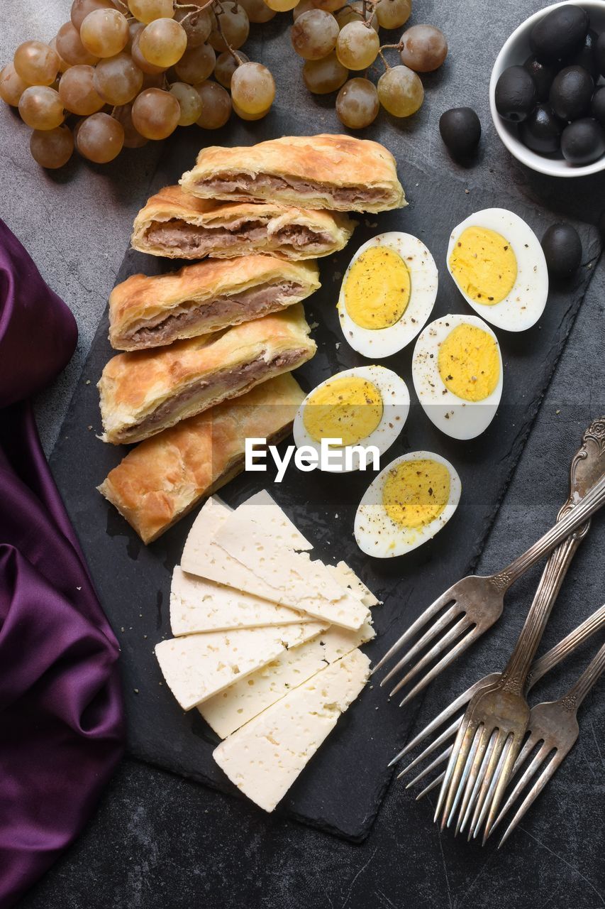 HIGH ANGLE VIEW OF BREAKFAST IN PLATE