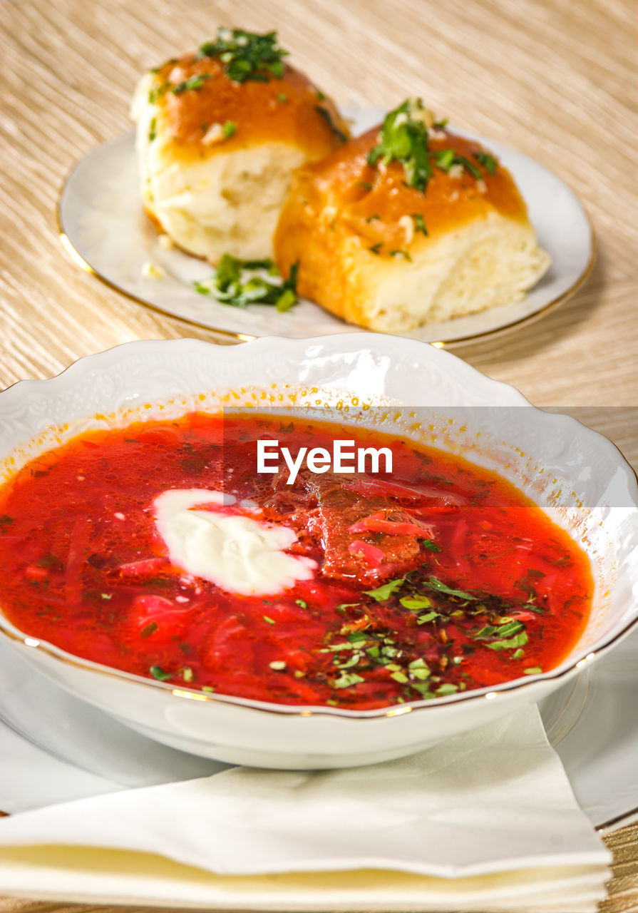 HIGH ANGLE VIEW OF MEAL SERVED IN BOWL