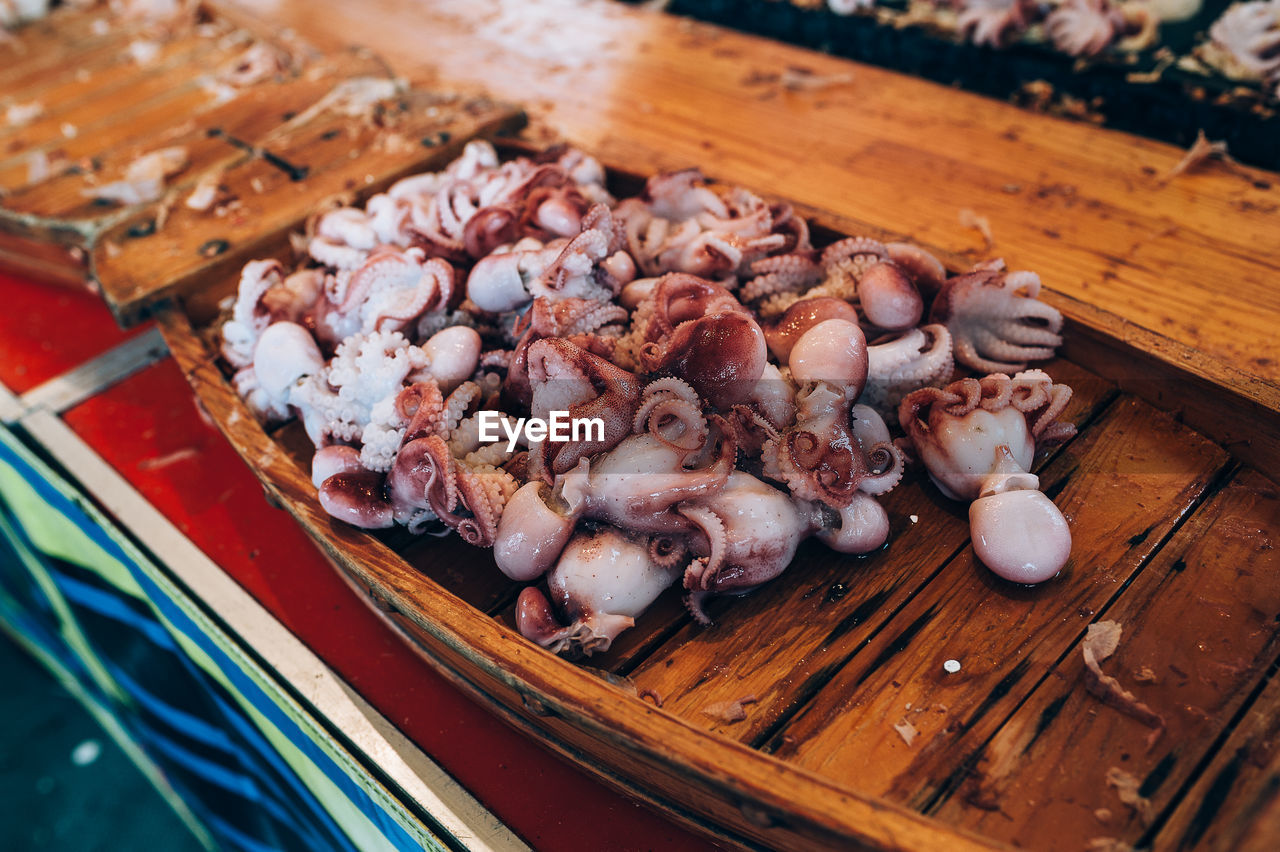 HIGH ANGLE VIEW OF SEAFOOD IN CONTAINER