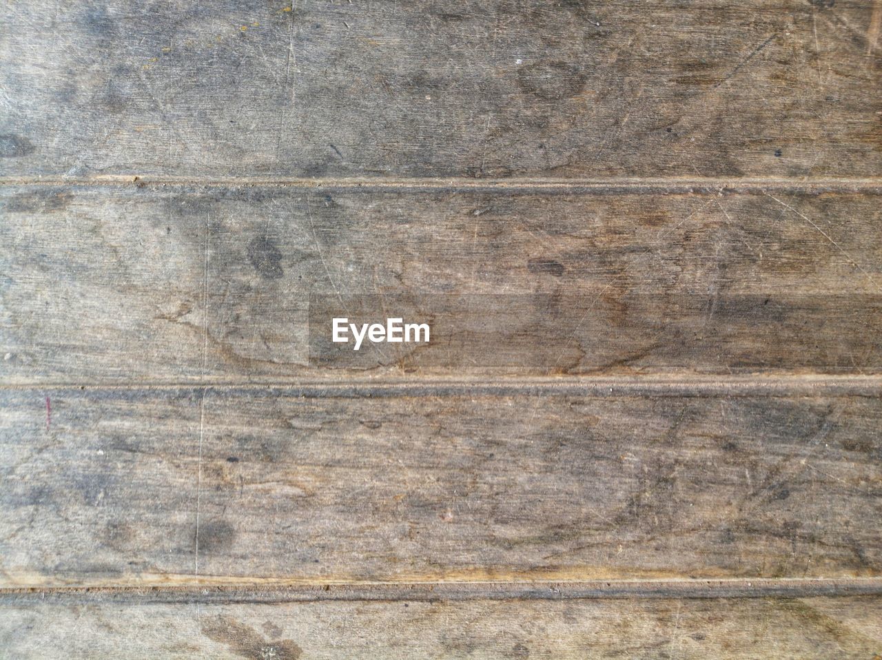 FULL FRAME SHOT OF WEATHERED WOODEN SURFACE