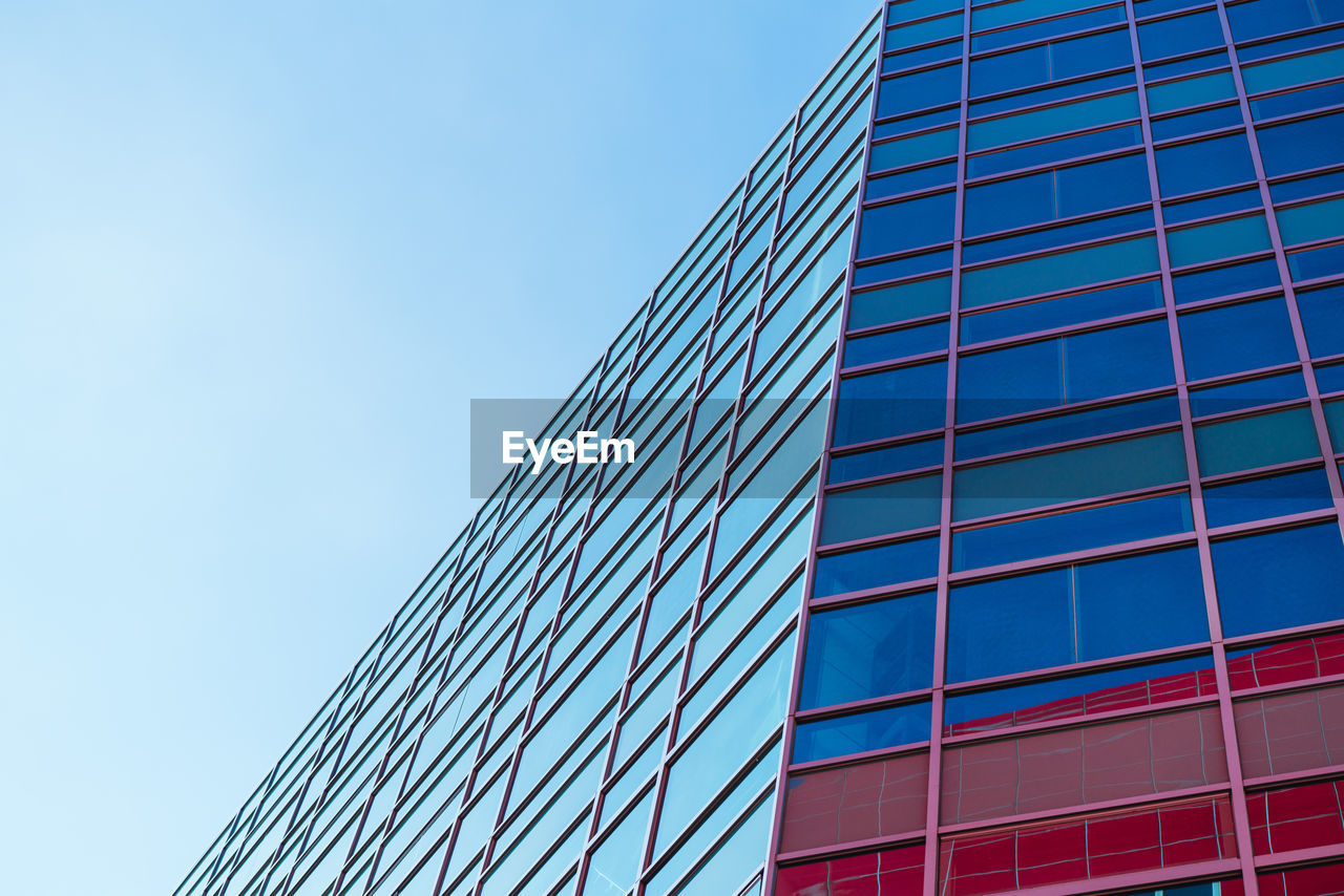 LOW ANGLE VIEW OF BUILDING AGAINST CLEAR SKY