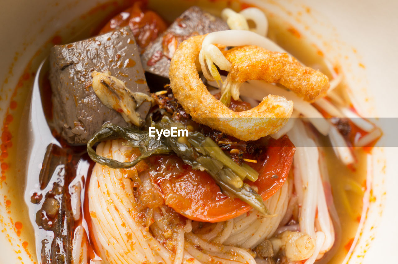 CLOSE-UP OF NOODLES WITH MEAT AND SAUCE