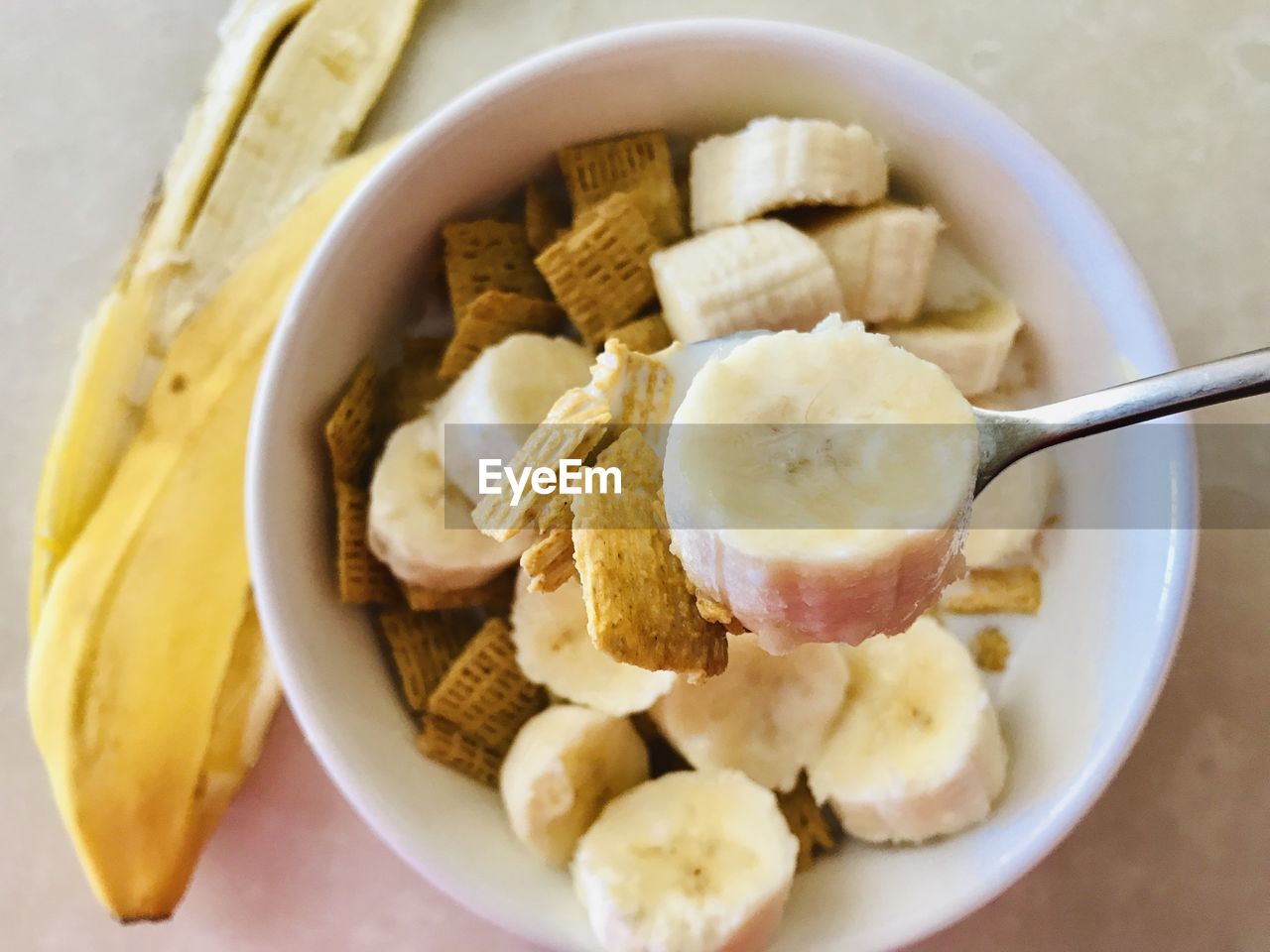 HIGH ANGLE VIEW OF BREAKFAST SERVED IN BOWL