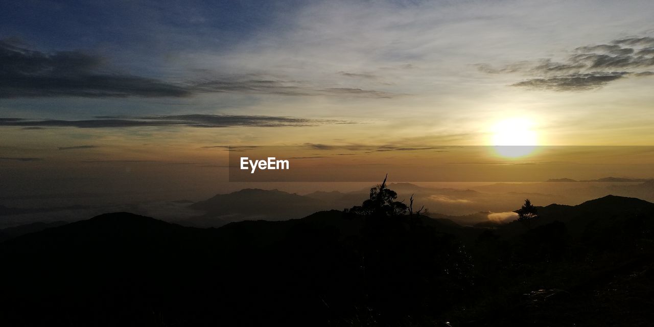 SCENIC VIEW OF SILHOUETTE MOUNTAIN AGAINST SKY DURING SUNSET