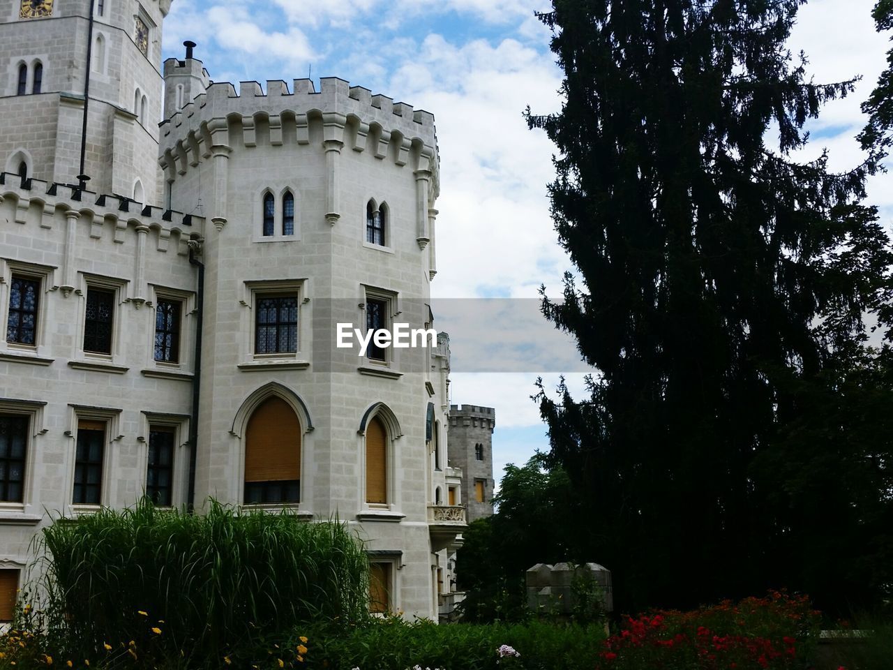 EXTERIOR OF HOUSE AGAINST SKY