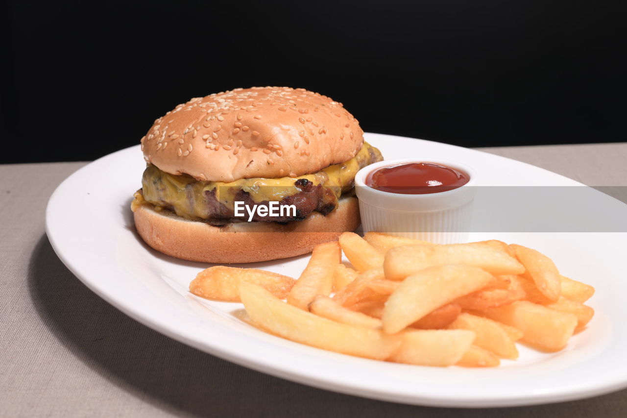 CLOSE-UP OF BURGER ON TABLE