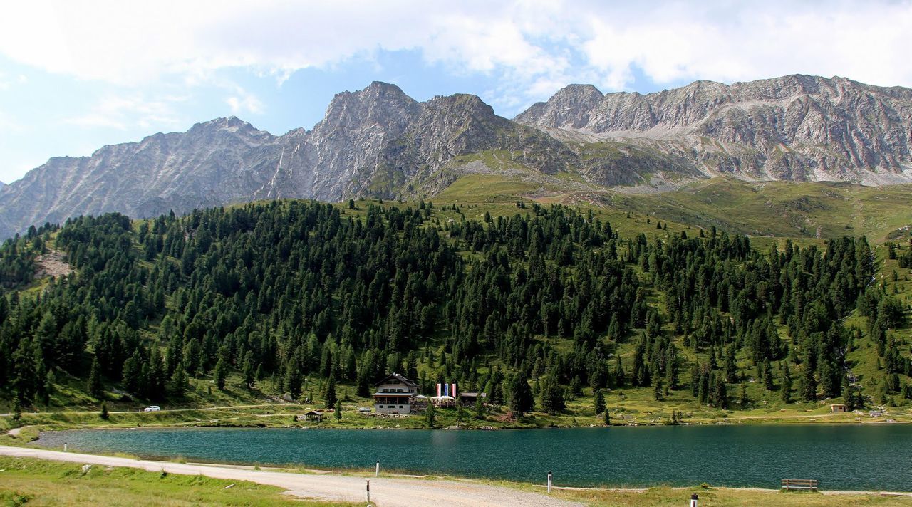 SCENIC VIEW OF LAKE AGAINST MOUNTAINS