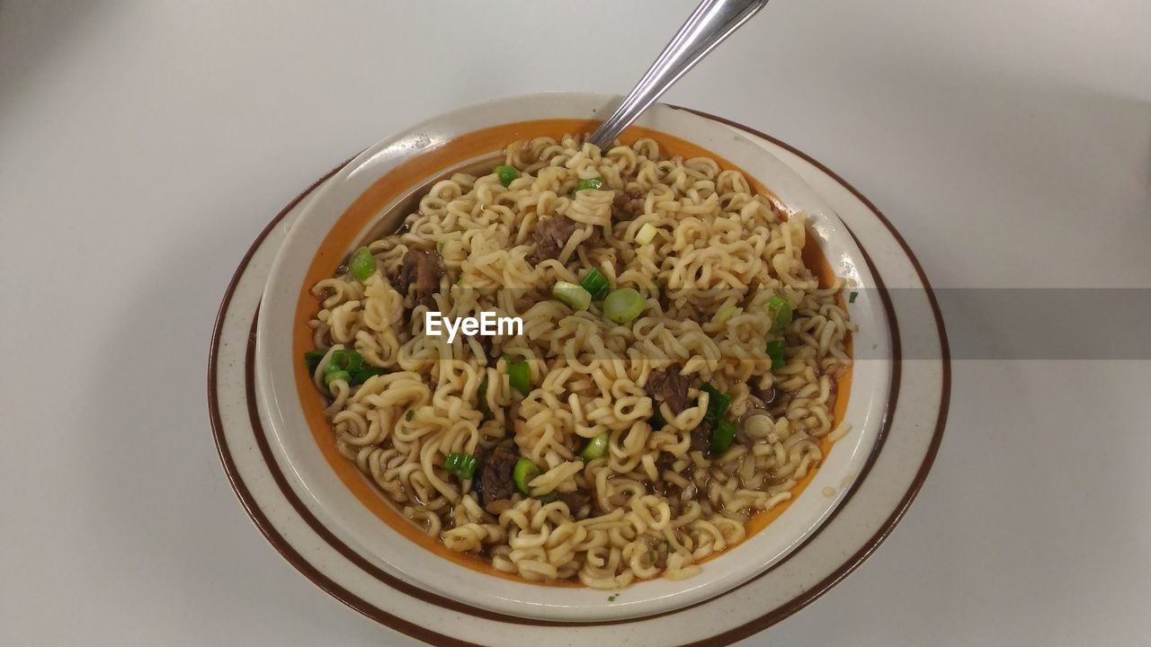 HIGH ANGLE VIEW OF FOOD IN BOWL