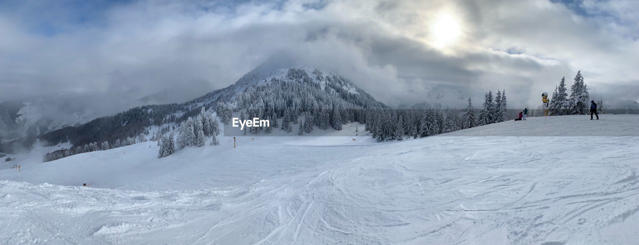 PANORAMIC VIEW OF SNOWCAPPED MOUNTAINS AGAINST SKY