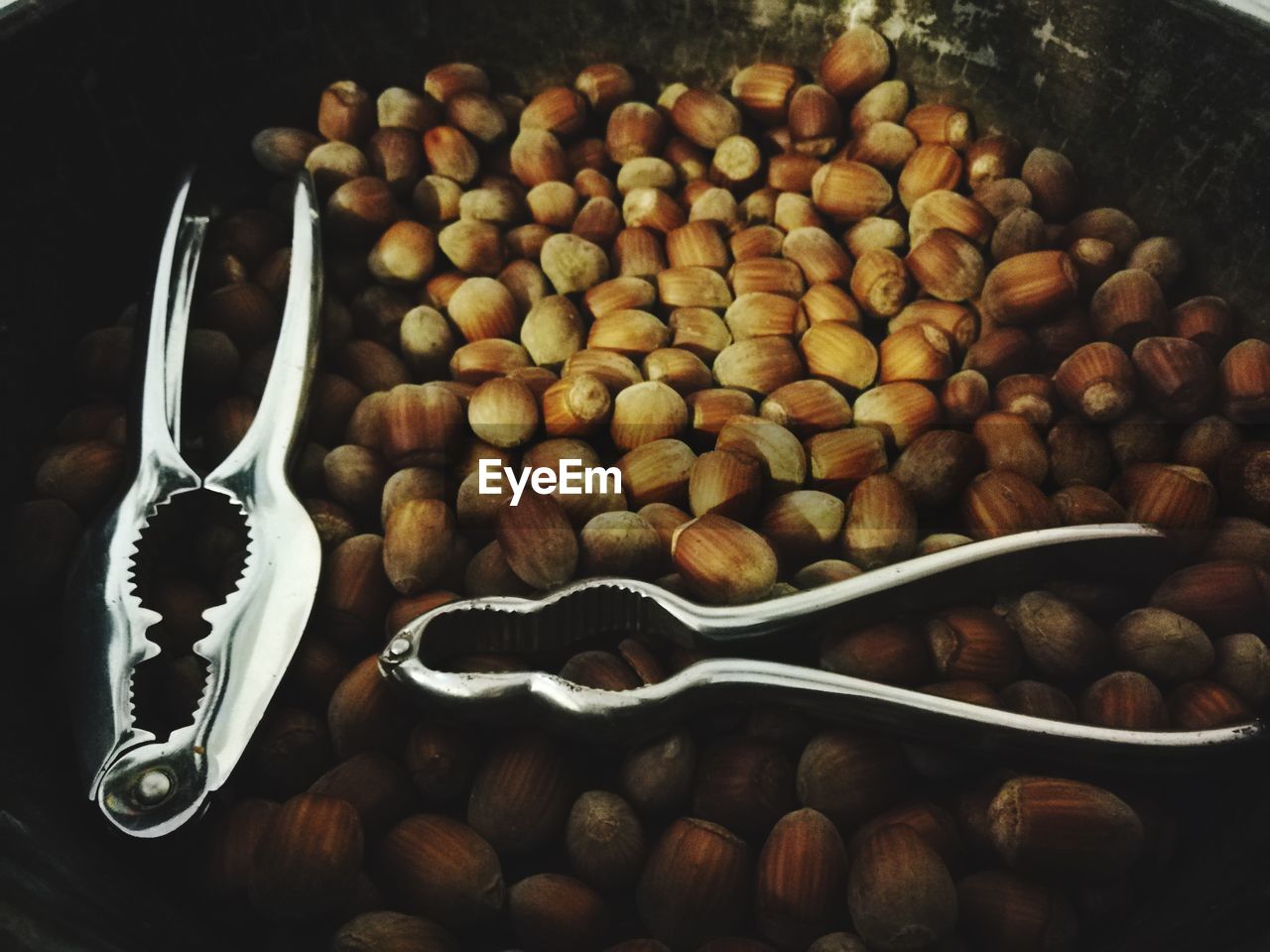 HIGH ANGLE VIEW OF ROASTED COFFEE BEANS IN BOWL