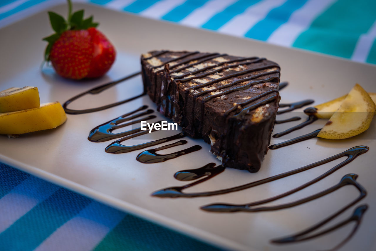 HIGH ANGLE VIEW OF CAKE ON TABLE