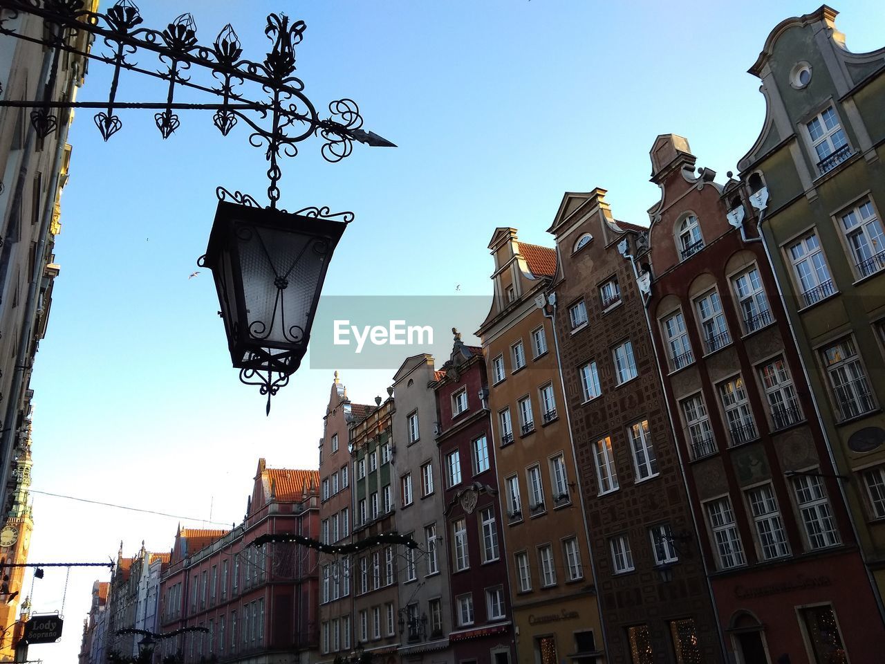 LOW ANGLE VIEW OF STREET LIGHT AGAINST BUILDING