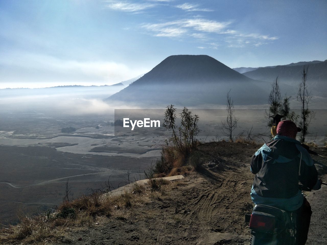 REAR VIEW OF MAN LOOKING AT MOUNTAIN