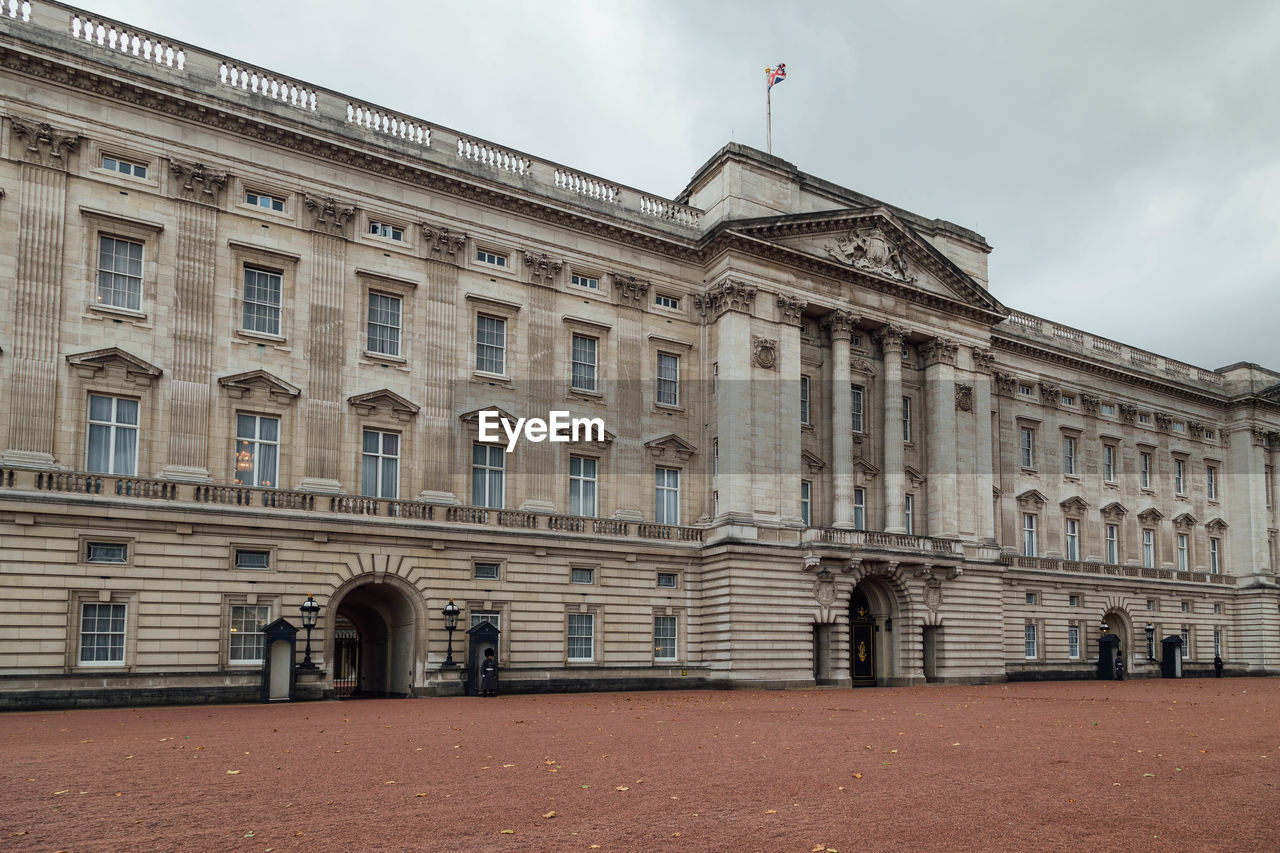 Buckingham palace against sky