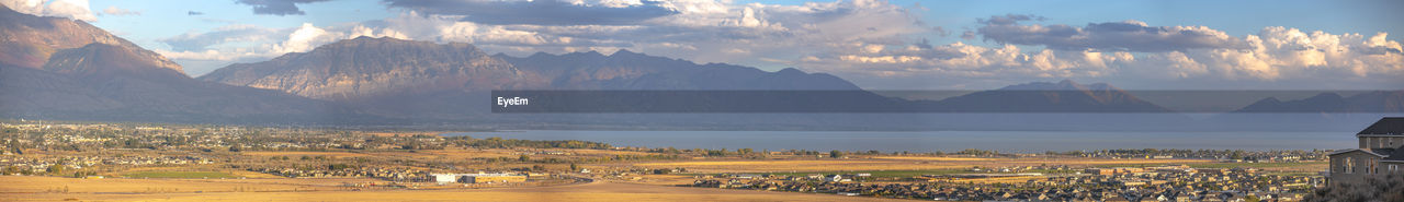 PANORAMIC VIEW OF TOWNSCAPE AGAINST MOUNTAINS