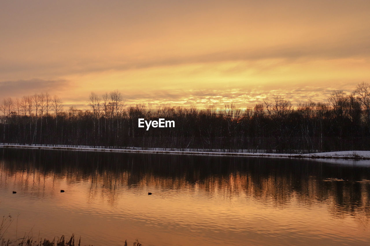 SCENIC VIEW OF LAKE AGAINST ORANGE SKY DURING SUNSET