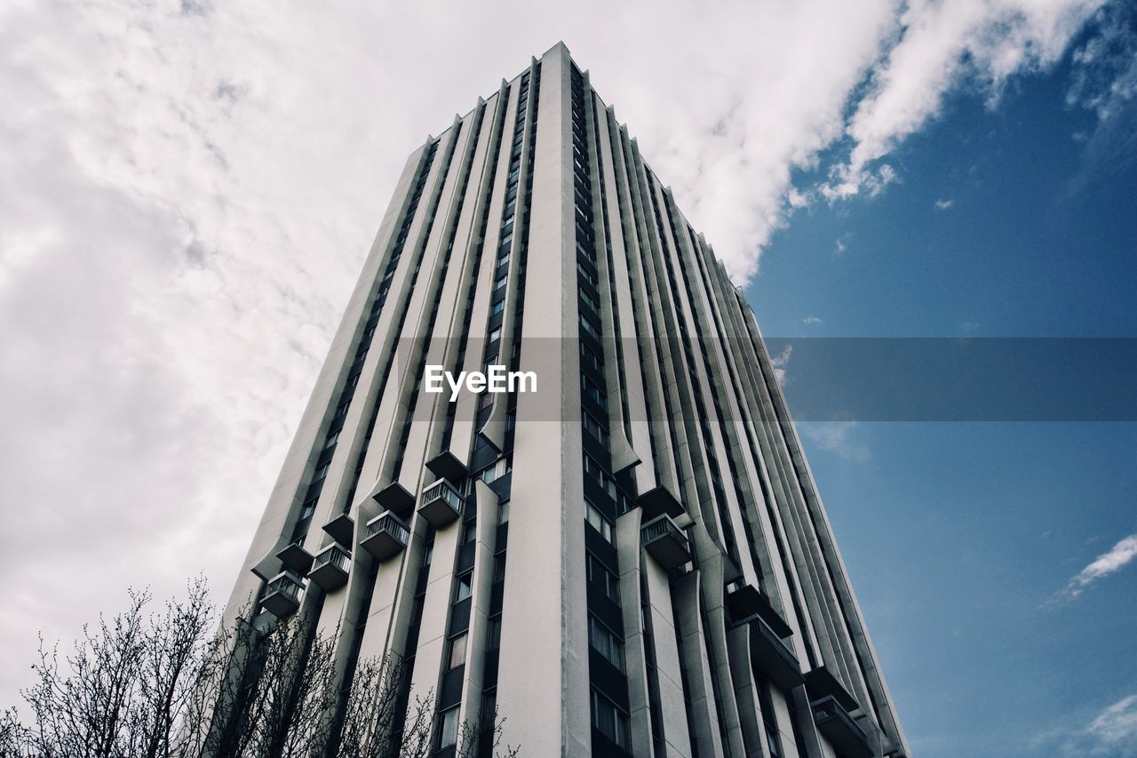 LOW ANGLE VIEW OF GLASS BUILDING AGAINST SKY