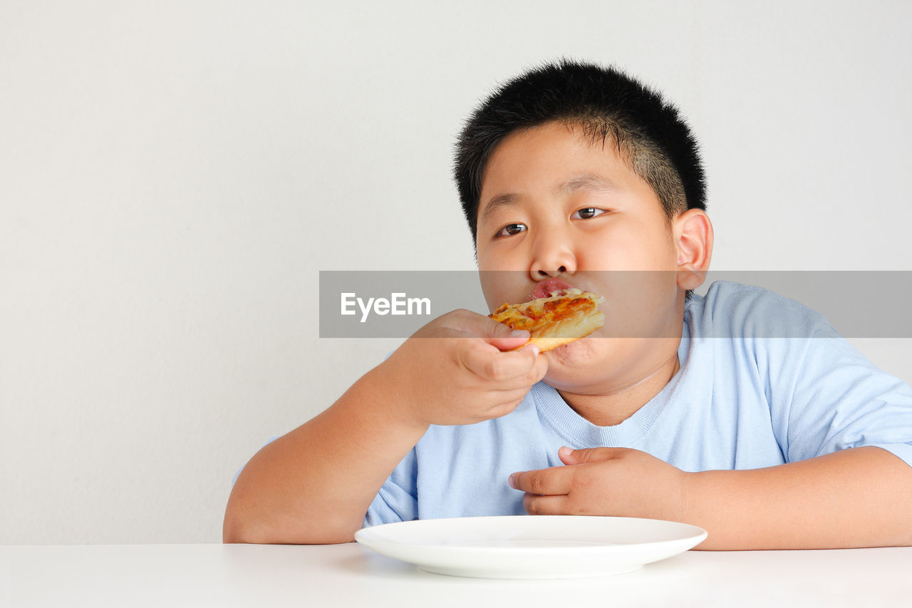PORTRAIT OF BOY EATING ICE CREAM