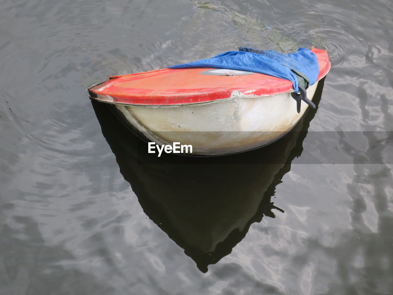 HIGH ANGLE VIEW OF RED BOAT IN LAKE