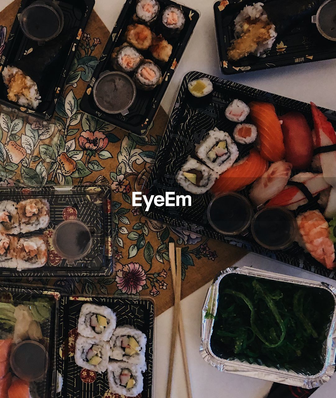 HIGH ANGLE VIEW OF SUSHI IN PLATE ON TABLE