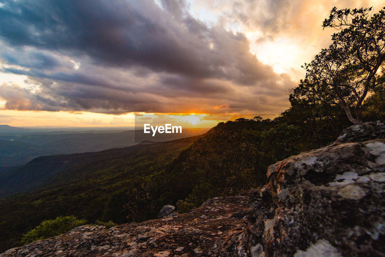 SCENIC VIEW OF LANDSCAPE AGAINST SKY AT SUNSET