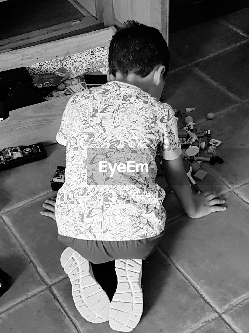 HIGH ANGLE VIEW OF BOY PLAYING WITH CHILD IN BATHROOM