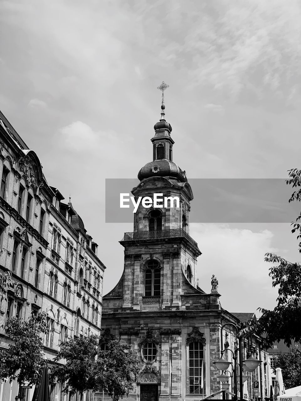 LOW ANGLE VIEW OF BUILDINGS AGAINST SKY