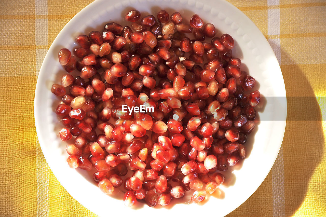 HIGH ANGLE VIEW OF STRAWBERRIES IN BOWL