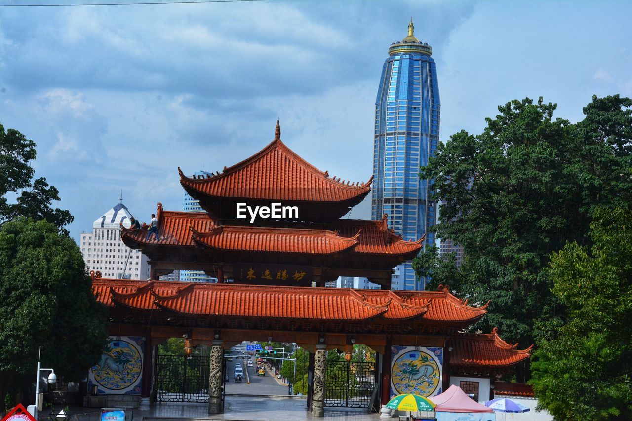 LOW ANGLE VIEW OF PAGODA AGAINST BUILDINGS