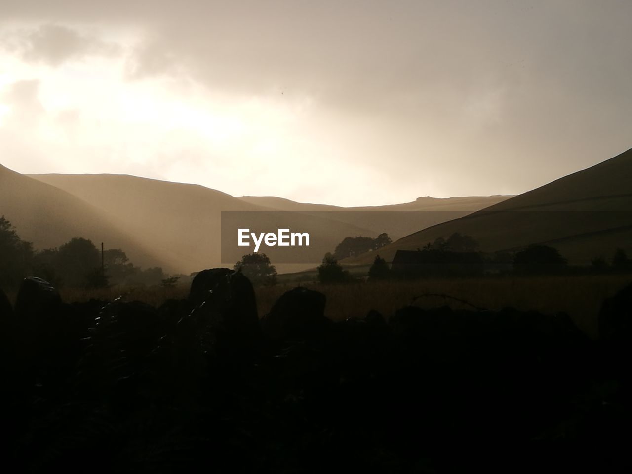 SCENIC VIEW OF SILHOUETTE MOUNTAINS AGAINST SKY