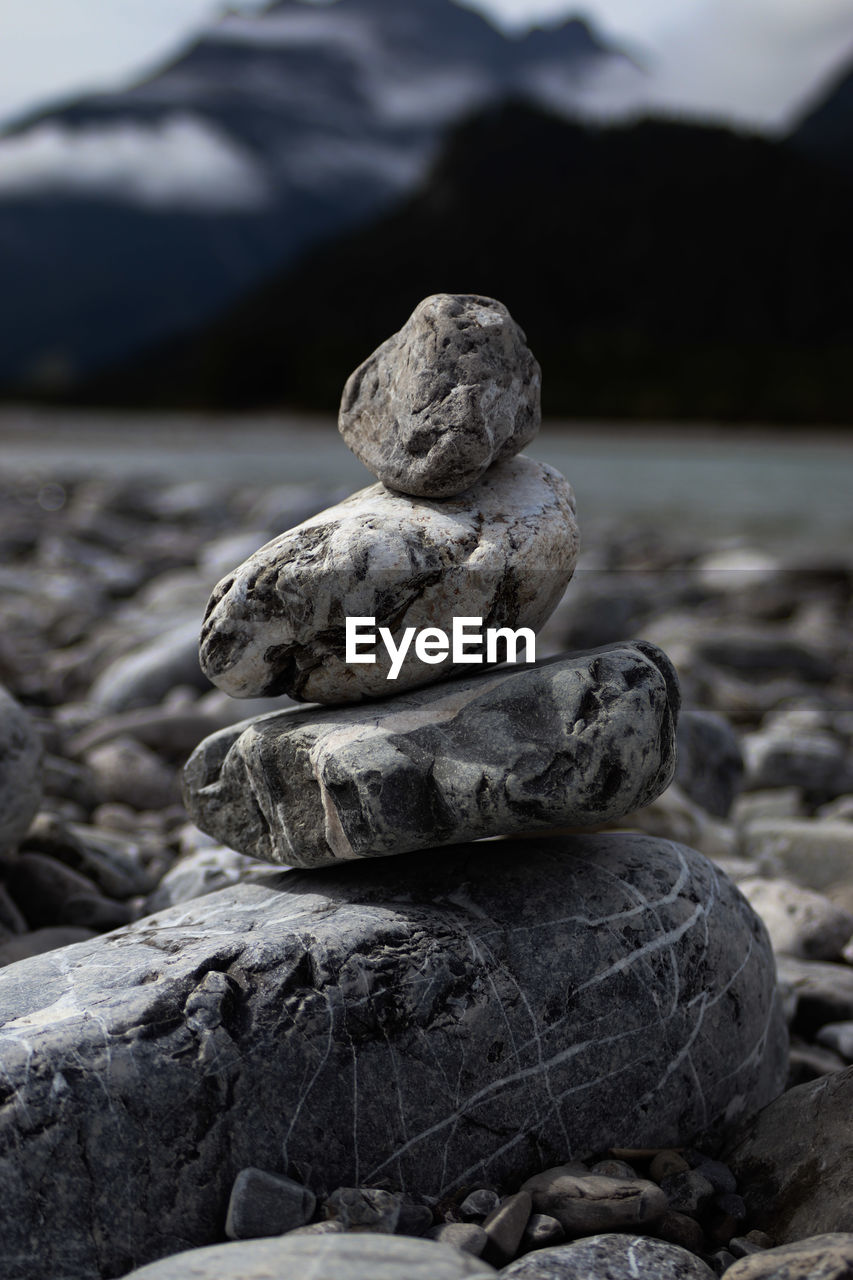 CLOSE-UP OF STONES ON ROCK