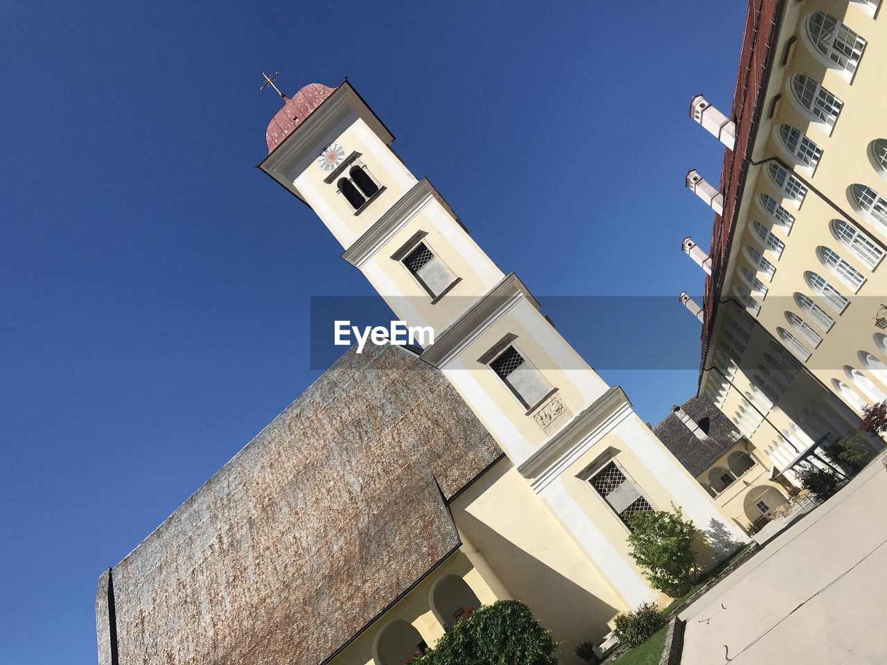 LOW ANGLE VIEW OF BUILDINGS AGAINST SKY