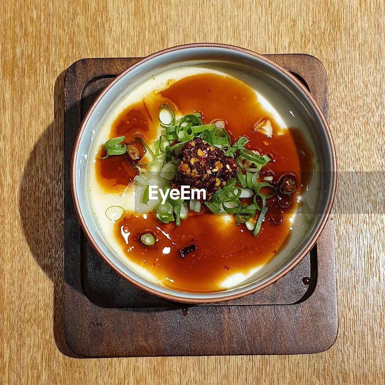 HIGH ANGLE VIEW OF SOUP IN BOWL ON WOODEN TABLE