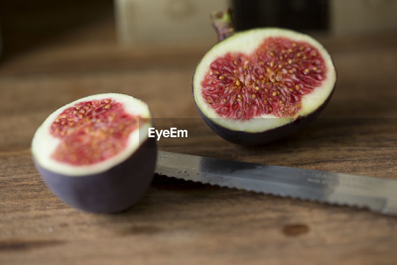 CLOSE-UP OF FRUIT ON CUTTING BOARD