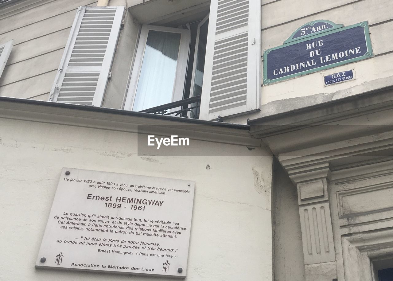 LOW ANGLE VIEW OF INFORMATION SIGN AGAINST BUILDING