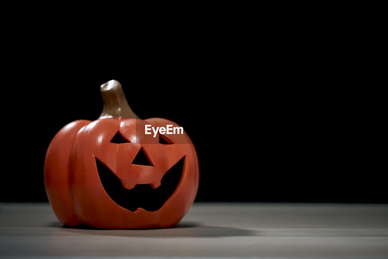 CLOSE-UP OF PUMPKIN ON TABLE DURING HALLOWEEN