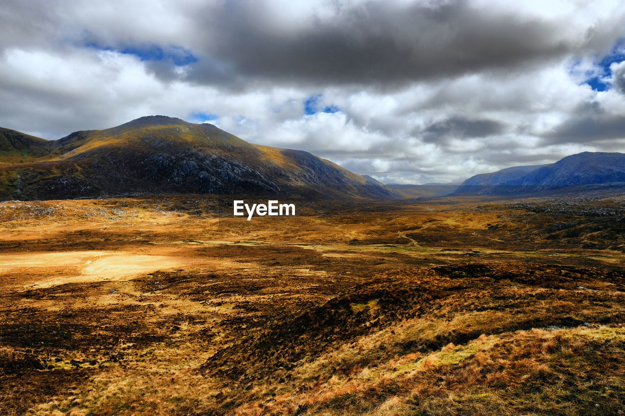 SCENIC VIEW OF A MOUNTAIN RANGE