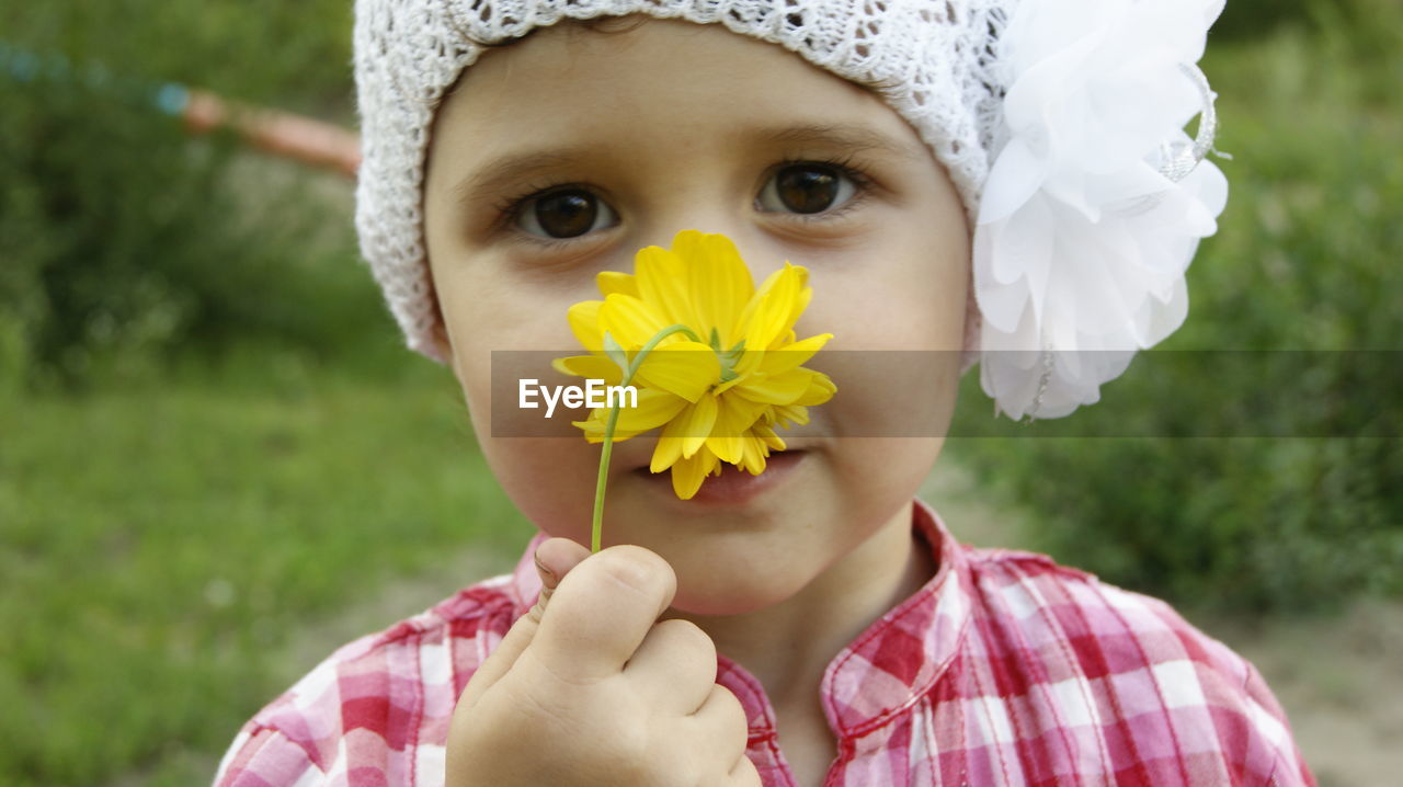 Close-up portrait of cute girl with flowers