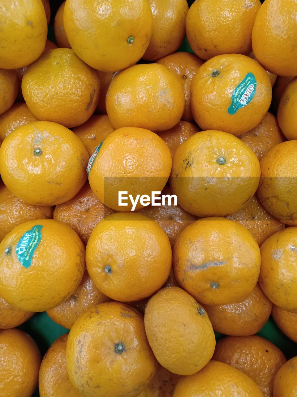 FULL FRAME SHOT OF ORANGE FRUITS IN MARKET