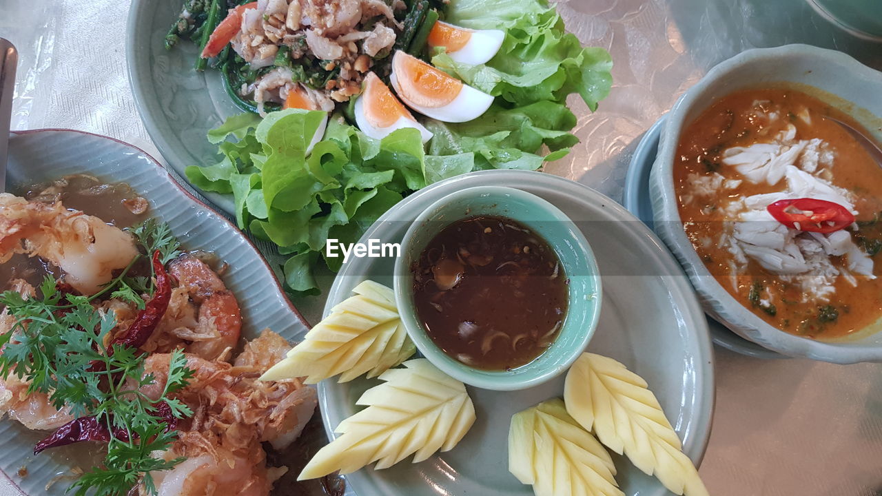 HIGH ANGLE VIEW OF VEGETABLES IN BOWL ON TABLE