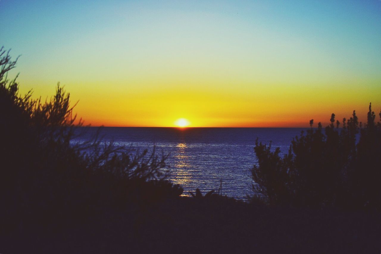 SCENIC VIEW OF SEA AGAINST SKY AT SUNSET