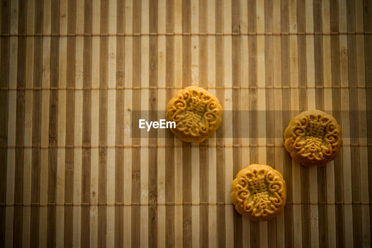 HIGH ANGLE VIEW OF FOOD ON WOODEN TABLE