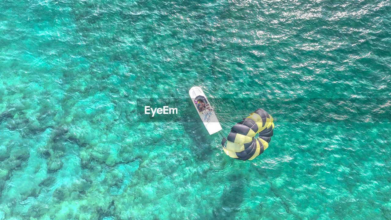 HIGH ANGLE VIEW OF SCUBA DIVING IN SEA