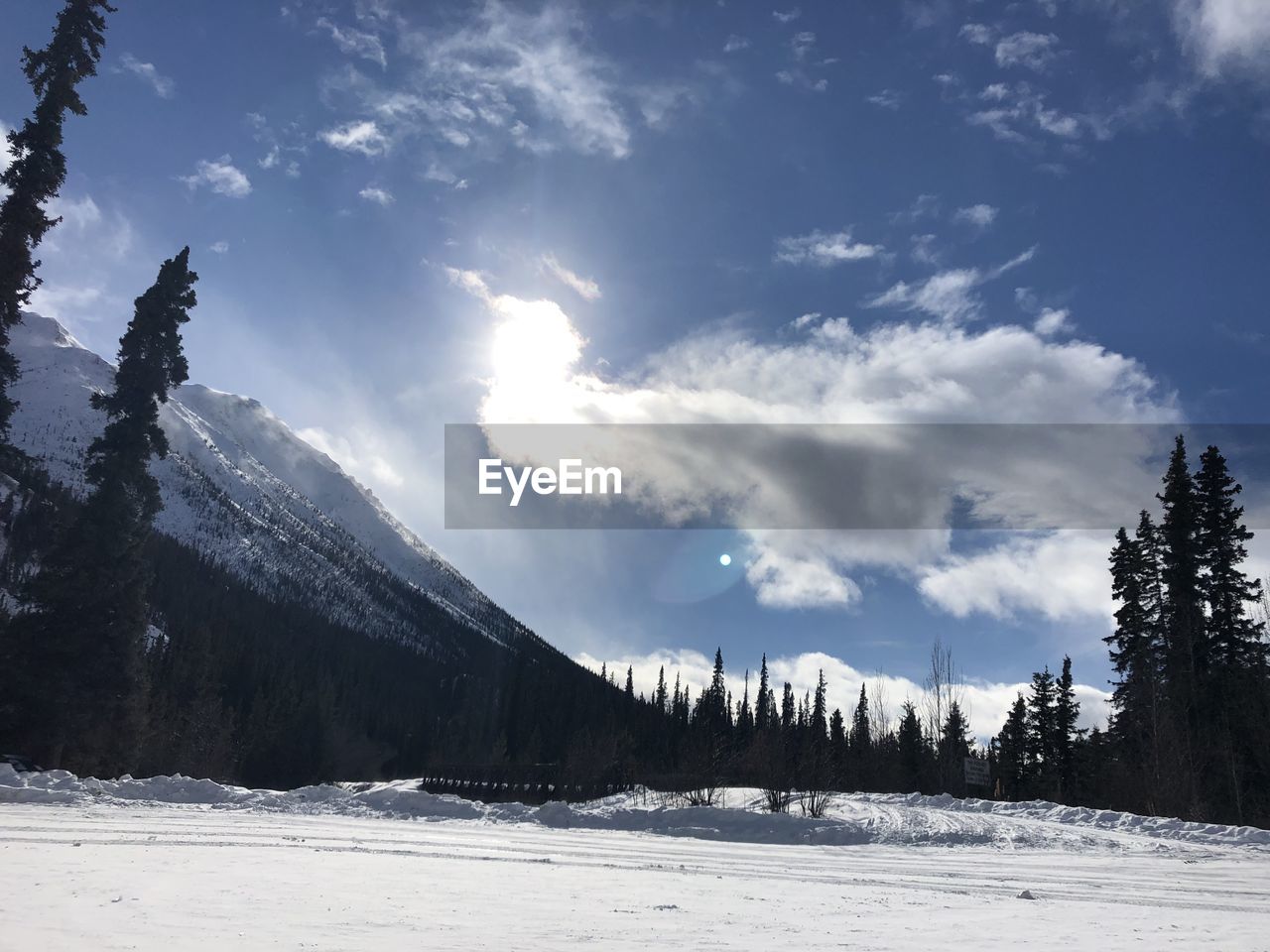 SCENIC VIEW OF SNOWCAPPED LANDSCAPE AGAINST SKY