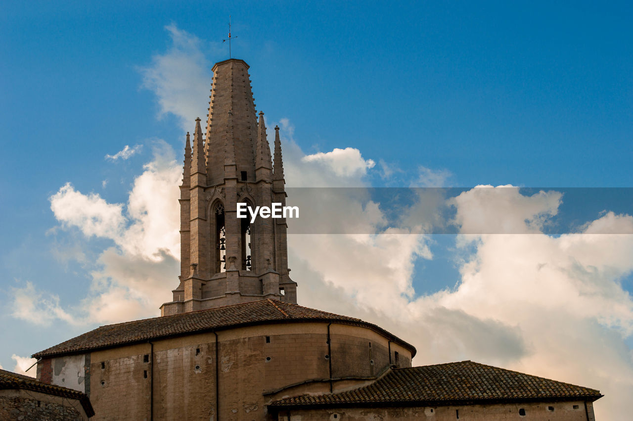 LOW ANGLE VIEW OF TOWER OF BUILDING AGAINST SKY