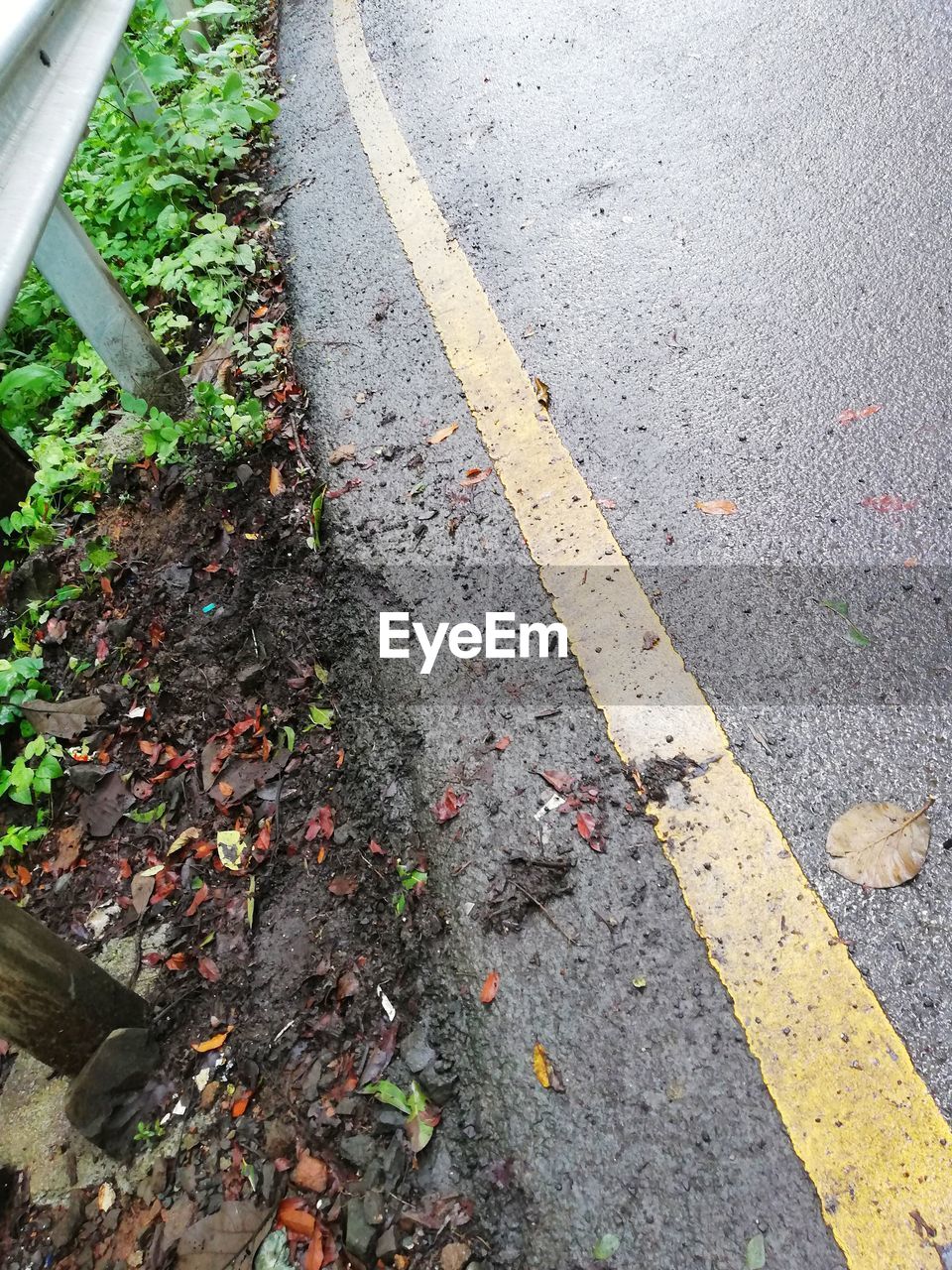 HIGH ANGLE VIEW OF ROAD SIGN BY STREET