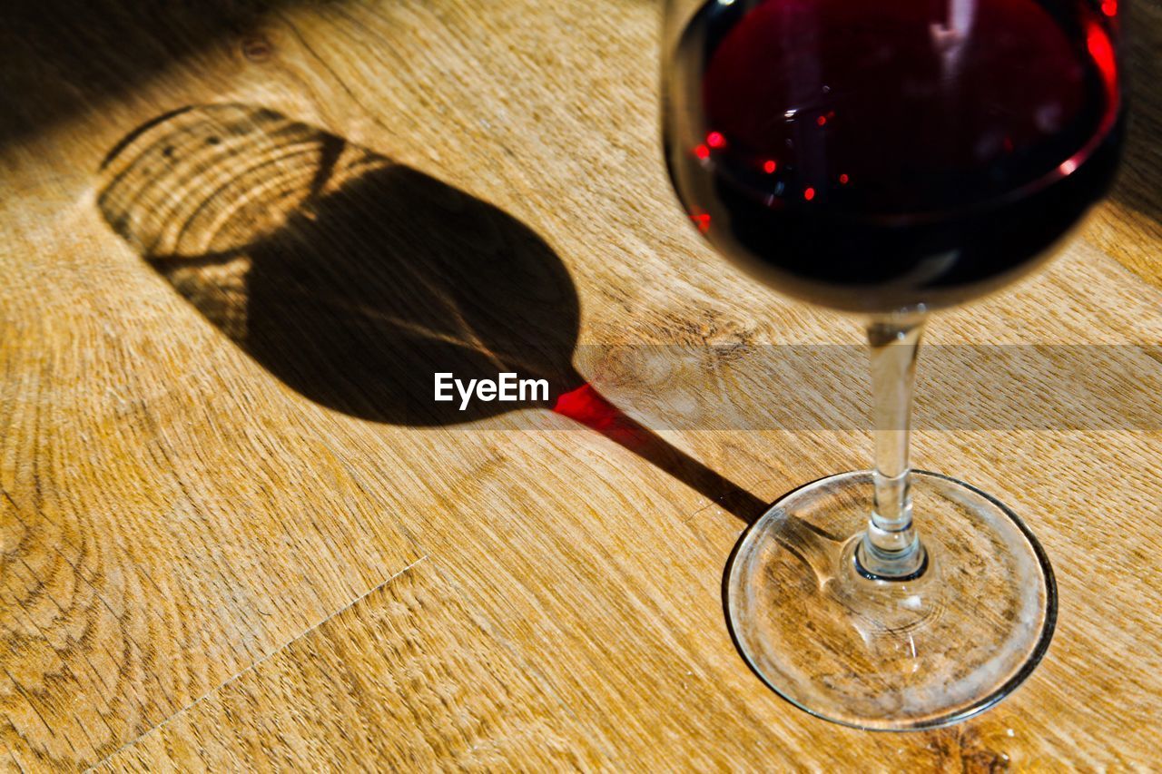 HIGH ANGLE VIEW OF WINEGLASS ON TABLE