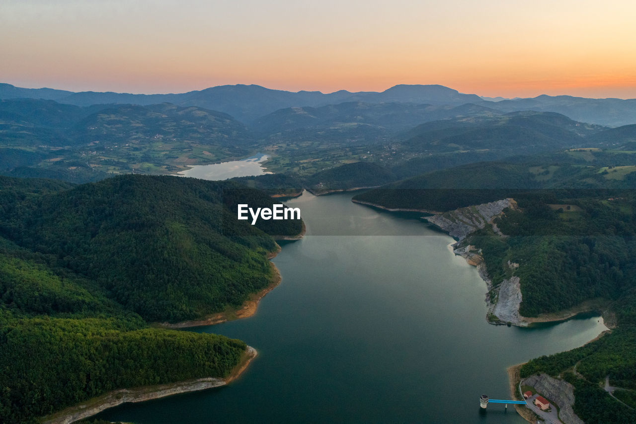 HIGH ANGLE VIEW OF RIVER AGAINST SKY